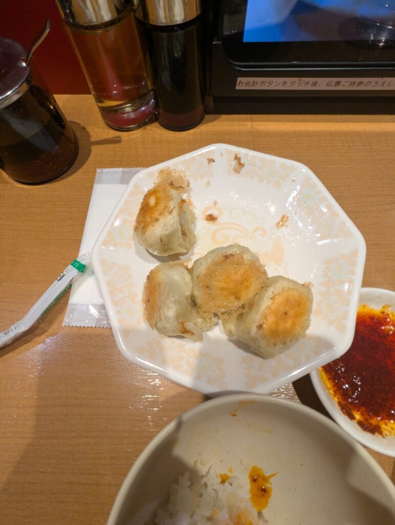 焼き餃子たべかけ